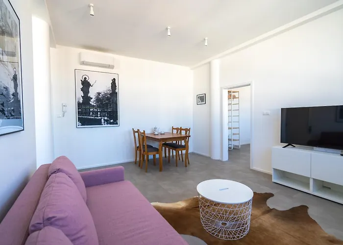 Old Town Apartment Black